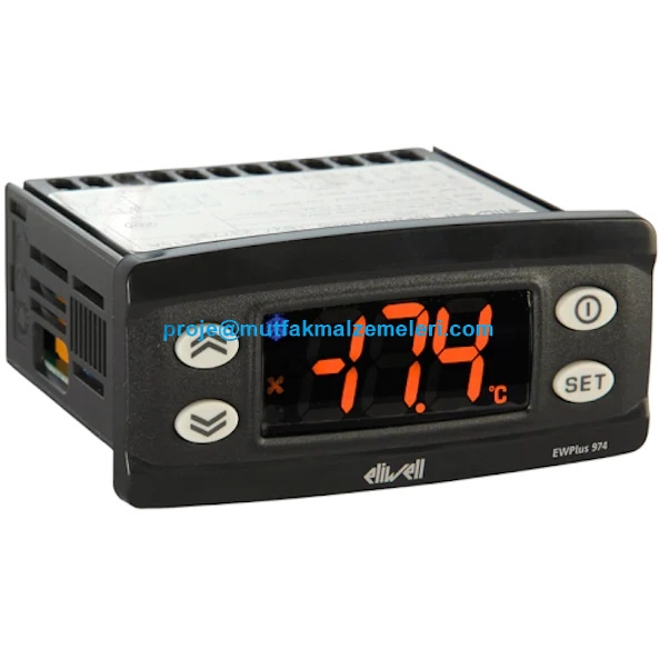 İtalya üretimi Eliwell EW974 Plus soğuk oda soğutma kontrol cihazının, dijital ekranı, on-off düğmesi ve sensör girişlerini gösteren, endüstriyel soğutma sistemlerine montajı kolay orijinal görünümü.