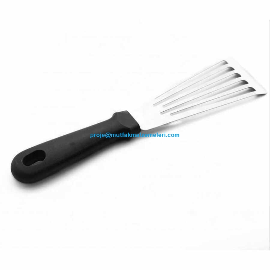 Restoranlarda ızgaraya balıkları yerleştirmekte, pişen balıkları çevirmekte ve çıkarmakta kullanıma uygun spatuladır