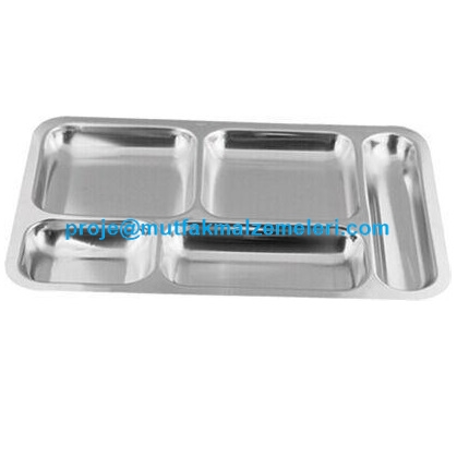 28x41 cm ölçülerinde, 5 bölmeli 304 kalite paslanmaz çelik tabldot yemek tepsisi. 0.60 mm kalınlığında inox saçtan üretilmiş, yuvarlatılmış kenarlı, hijyenik ve bulaşık makinesinde yıkanabilir profesyonel yemekhane ve self servis tepsisi tasarımı.