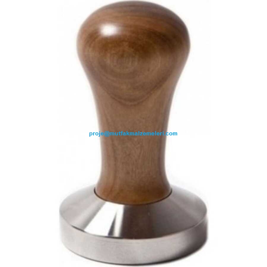 Espresso kahve hazırlığında kullanılan ergonomik ahşap saplı kahve sıkıştırma ekipmanı.