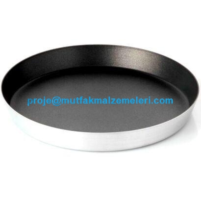 Komple alüminyum gövde üzerine özel teflon kaplama ile üretilen bu tava, ısıyı mükemmel iletir. 26 cm ideal boyutuyla orta boy pizzalar için özel olarak tasarlanmıştır. Uzun ömürlü kullanımı, kolay temizliği ve hijyenik yapısı ile öne çıkar.