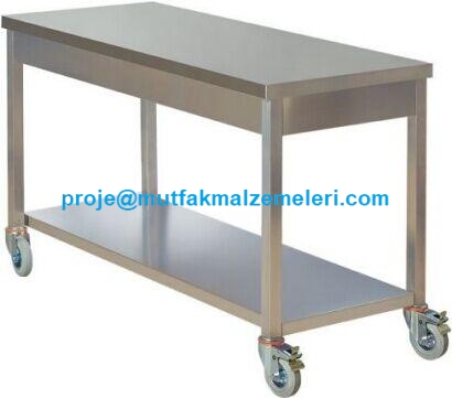 Alt raflı ve 4 tekerlekli paslanmaz çelik mutfak masası, restoran, otel, pastane, catering ve yemekhanelerde hazırlık ve çalışma alanı olarak kullanılabilir. 1000 × 600 × 850 mm ölçülerindeki masa, iki frenli tekerleğiyle pratik kullanım sağlar.