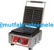 300x320x300 mm boyutlarında, 31 kg ağırlığında, paslanmaz çelik gövdeli tekli elektrikli waffle makinesi. 2.2 kW gücünde, 2x(10x17) cm pişirme kapasiteli, teflon kaplama döküm plakalı ve estetik tasarımlı profesyonel sanayi tipi waffle pişirme ekipmanı.