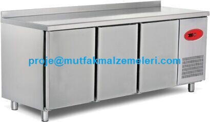 1500x700x850 mm ölçülerindeki paslanmaz tezgah tipi dolap, 48 mm poliüretan izolasyonu ve ozon dostu soğutma sistemiyle enerji tasarrufu sağlar. Kendiliğinden kapanan kapıları ve ayarlanabilir rafları ile Türkiye nin 81 iline güvenli kargo.