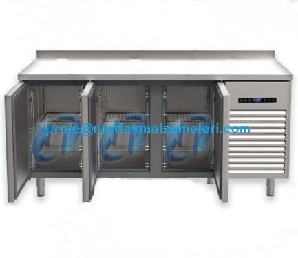 187x60x85 cm ölçülerindeki 3 kapılı tezgahlı endüstriyel buzdolabı, 304 kalite paslanmaz çelik yapısıyla hijyenik ve dayanıklıdır. -2/+8 °C soğutma performansı sunan bu profesyonel dolabı sepete ekleyerek kargo teslimatıyla hemen satın alabilirsiniz.