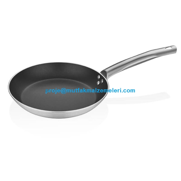 3,5 mm alüminyum gövdeli yapışmaz kızartma tavası; patates, sebze, köfte, omlet ve çeşitli tava yemeklerinin hazırlanmasında kullanılabilir. Profesyonel yapışmaz kaplaması, ergonomik 304 paslanmaz çelik sapı ve düz tabanıyla pratiklik sağlar.