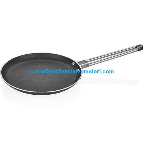 Profesyonel krep tavaları fabrikası üretimi olan pancake tavası, güçlü AG2 alaşımlı perçinleri ve kalın alüminyum gövdesi ile bükülme yapmaz. Kahvaltı sofralarına yanmadan, pürüzsüz krep ve pankekler hazırlamak için ideal şef ekipmanı.