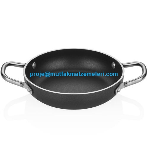 18 cm çapındaki düz tabanlı yapışmaz sahan, AG2 alaşım perçinli paslanmaz kulplarıyla uzun ömürlü kullanım sunar. Sadece 0,38 kg ağırlığa sahip bu pratik ürün, Türkiye nin 81 vilayetine emniyetle sevk edilir.